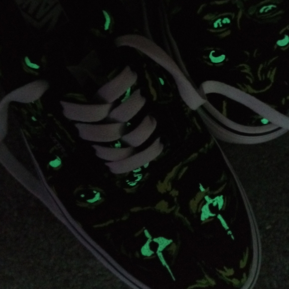 Eyes in the dark Vans - Picture 4 of 5